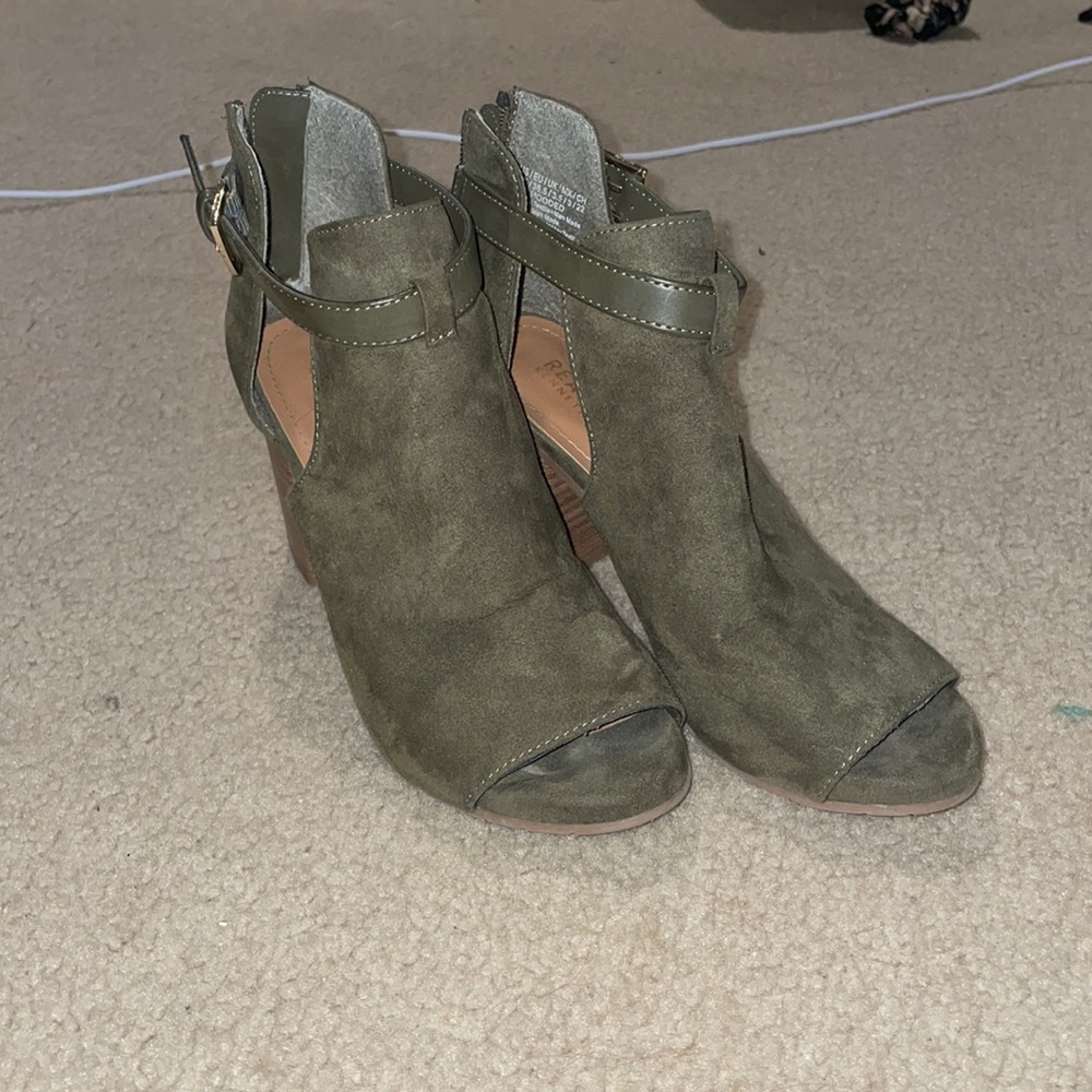 Green cloth high heels